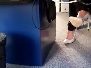 Frog reccomend heels under desk