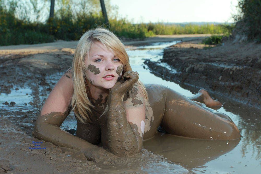 Sexy girls naked mud run