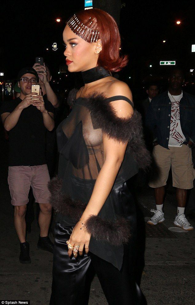 Koi reccomend Rihannas boob flash