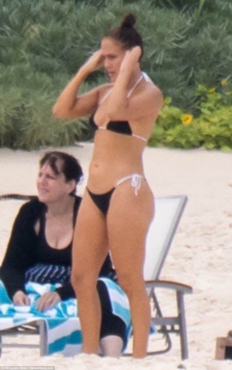 Sparkplug reccomend Jennifer lopez bikini p ics