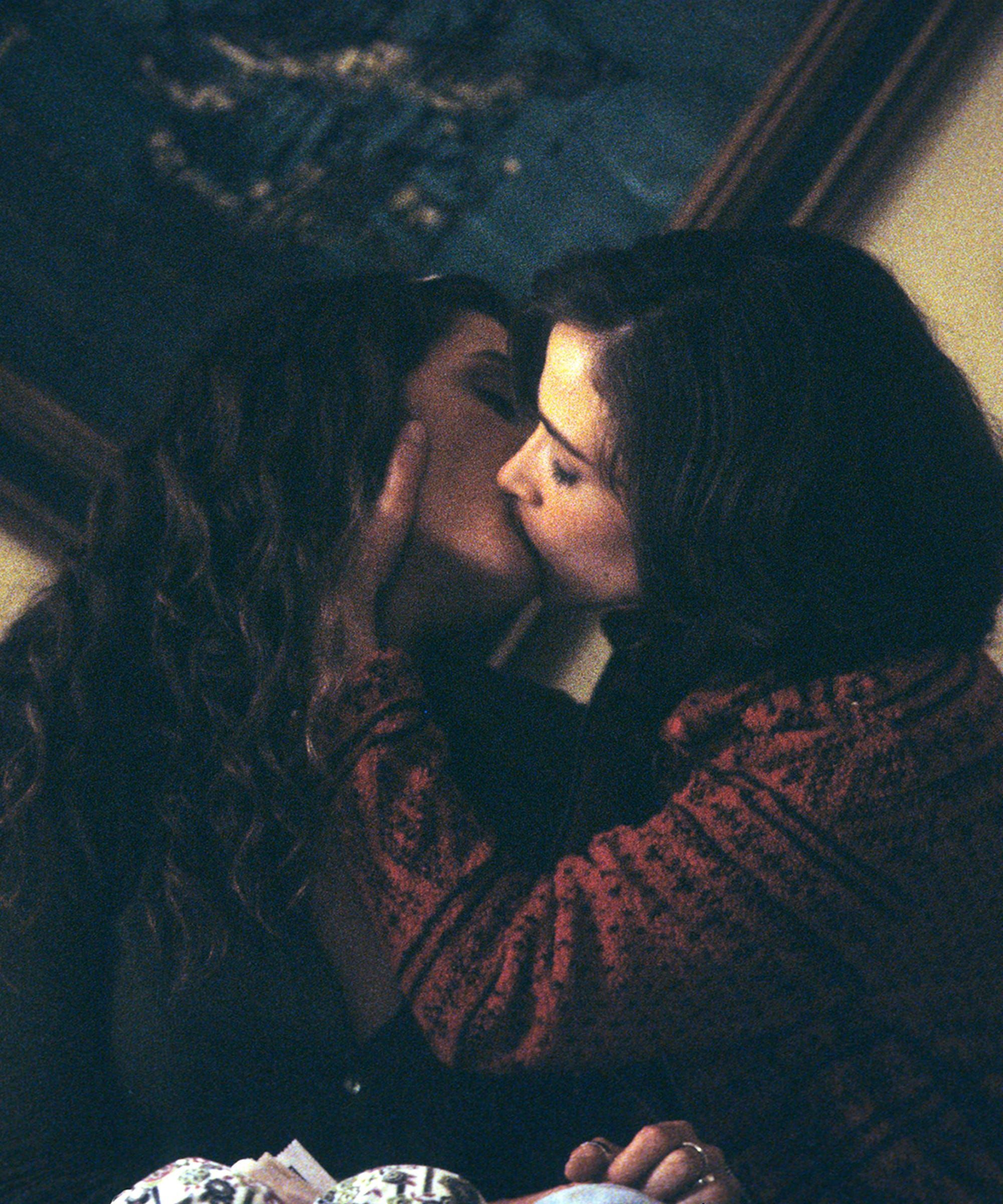 Goobers reccomend 2 kissing lesbian music video
