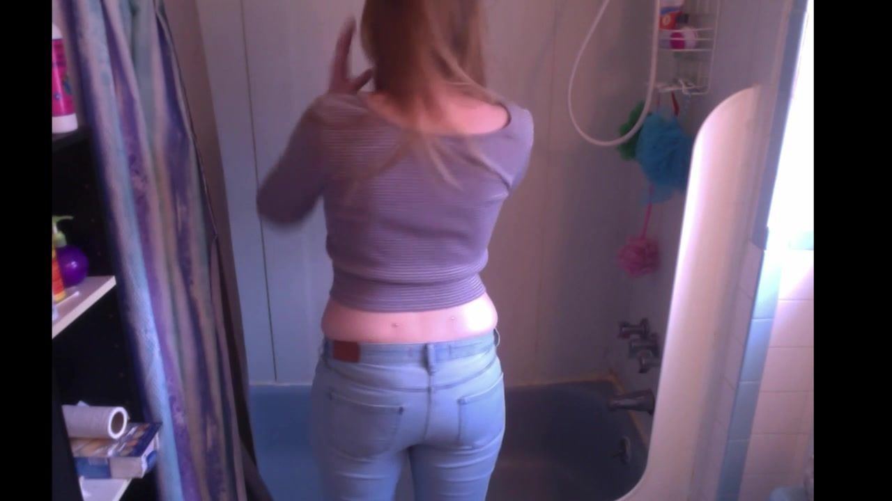 Babe in jeans pissing