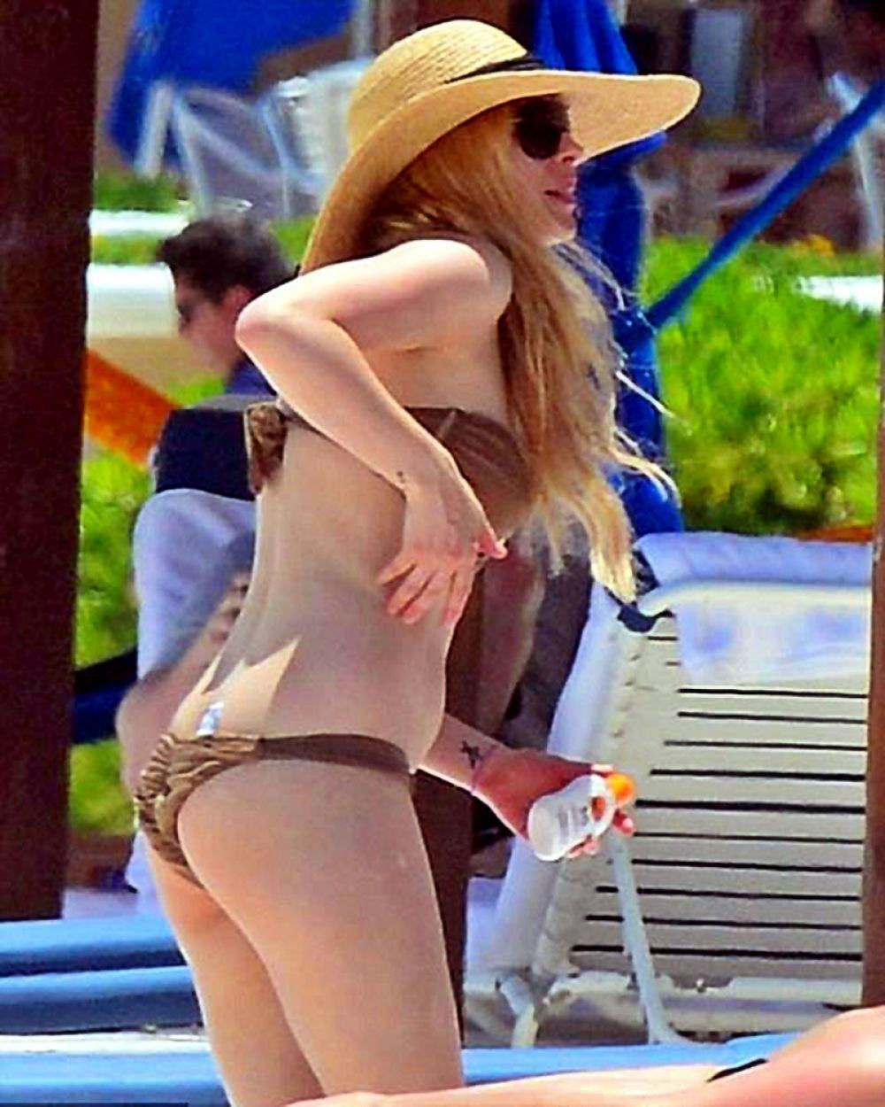 best of Lavigne bikini pictures on beach Avril