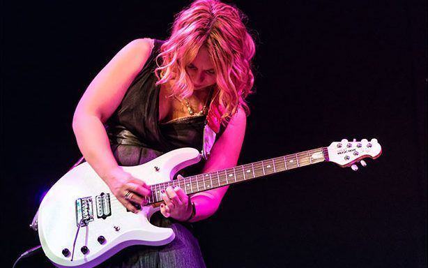 Pepper reccomend Top 10 busty female guitarists