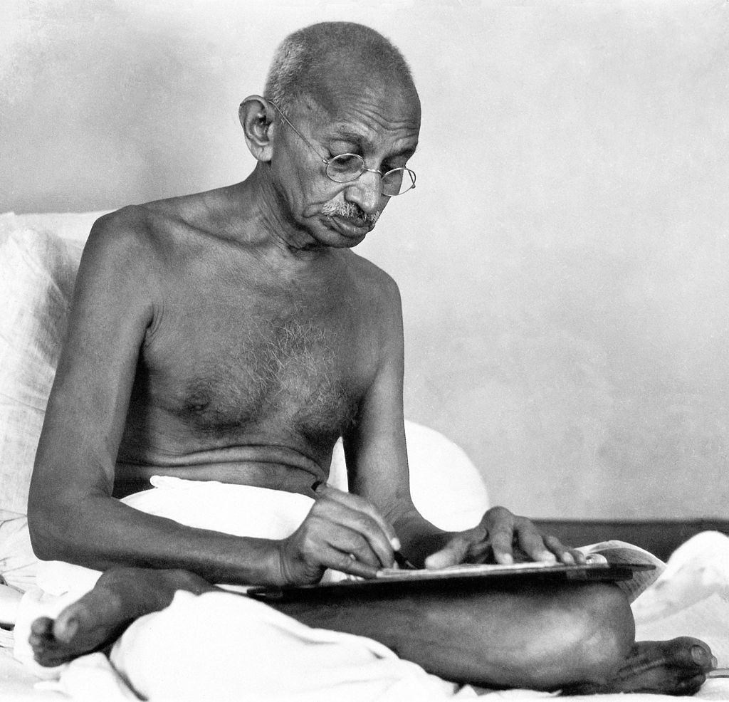 Peaches reccomend Mahatma gandhi drinking his own piss