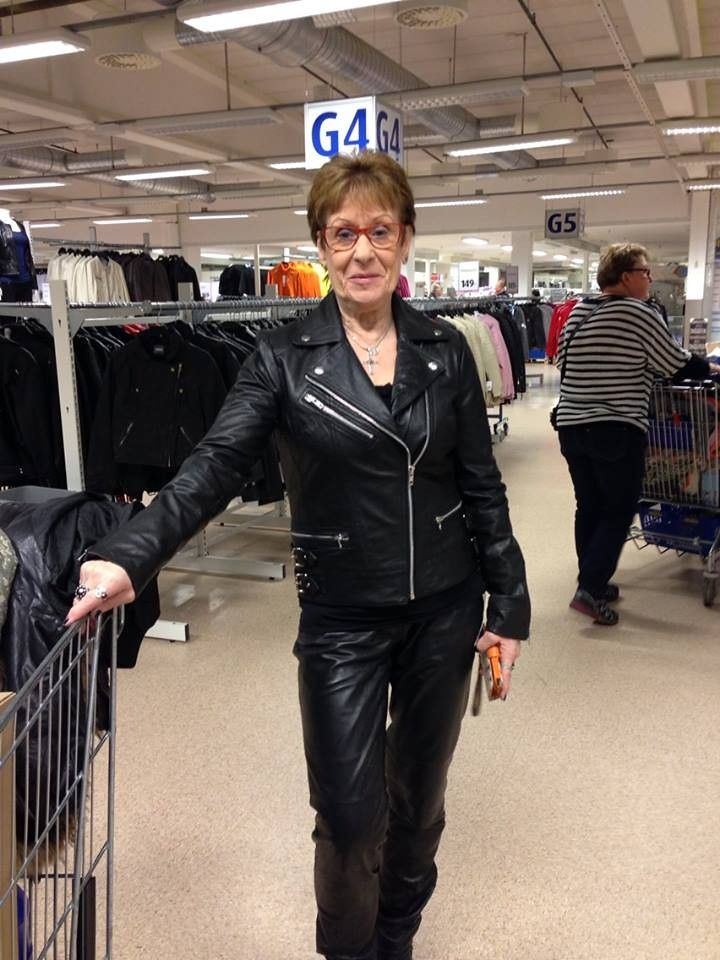 Mature in leather fotos
