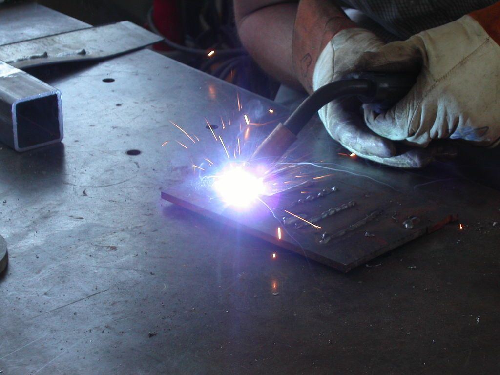 Light Y. reccomend Penetration color of weld in steel